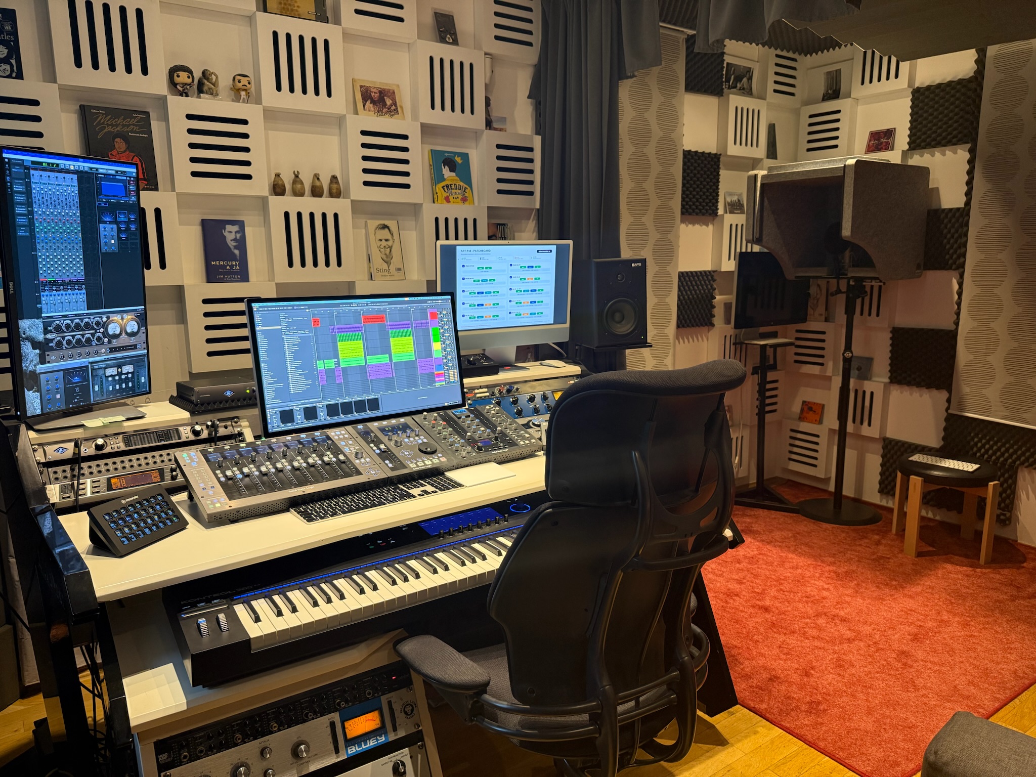 Interiér Creative Gap Studia s mixážním pultem, monitory a nahrávací kabinou